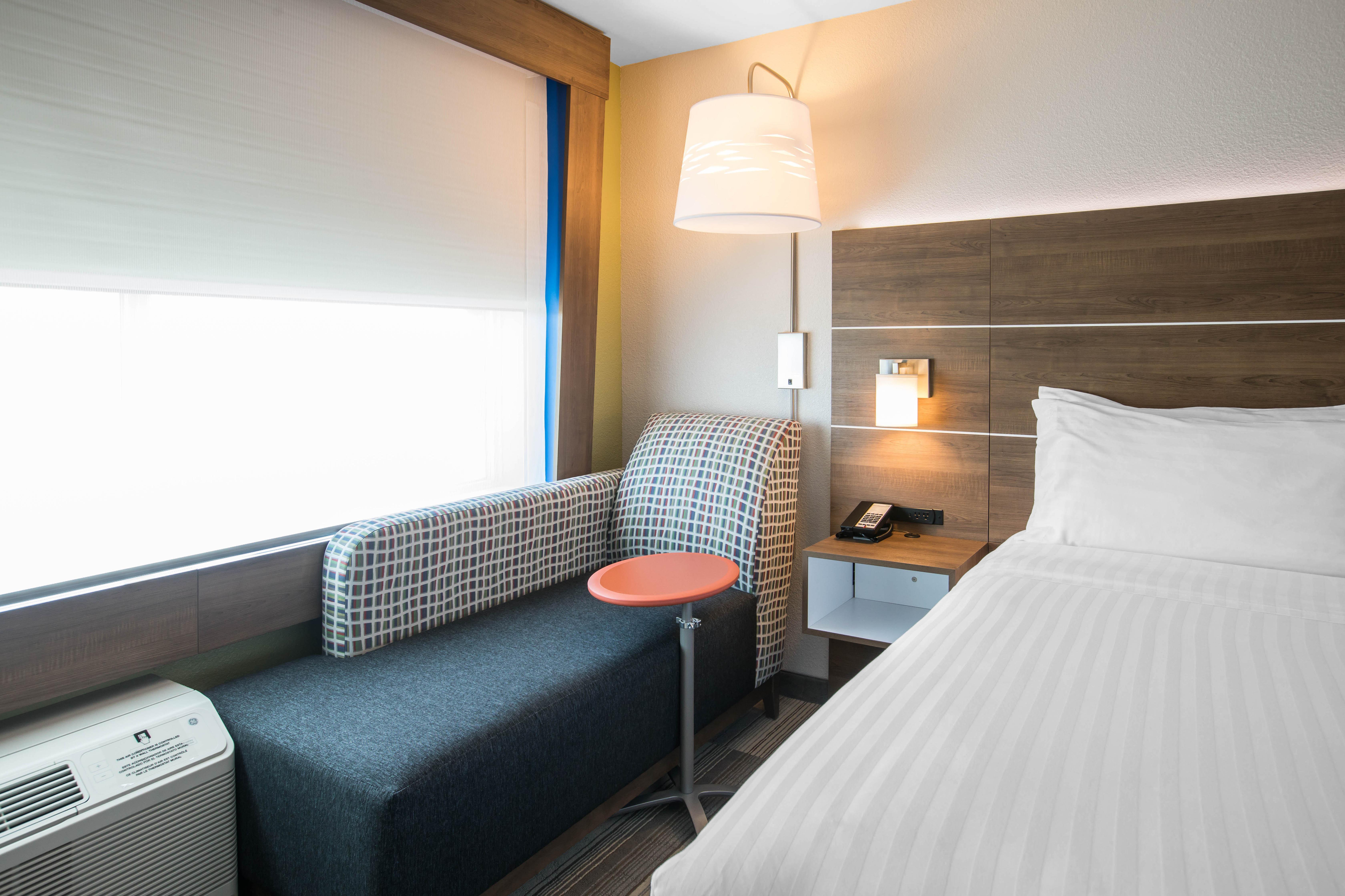 Holiday Inn Express & Suites Ludington By Ihg Exterior photo